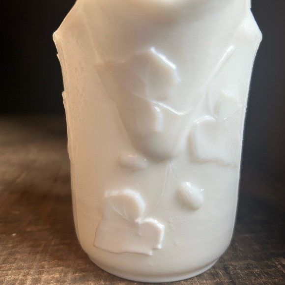 Milk Glass Vintage creamer with leaf print - Picture 3 of 8